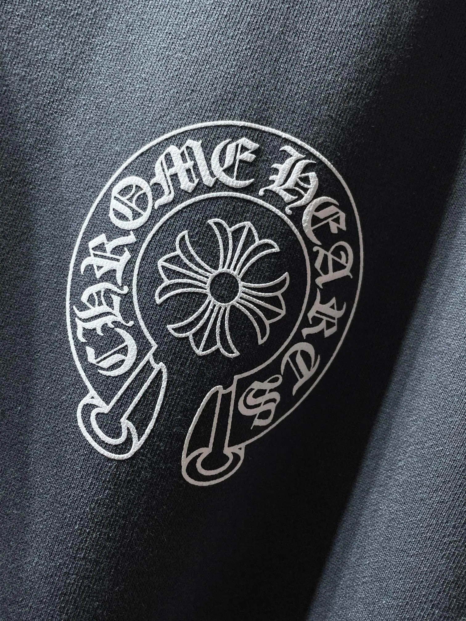 P230 Chrome Hearts Autumn and Winter 2025 simultaneous sale at counters❤️ Chrome Hearts Sanskrit horseshoe letter round neck sweatshirt Classic cross horseshoe foam print ➕ Customized zipper design on both sides Improved customized version 1:1 high weight fabric Recommended color: Specially customized cement dark gray Size: S, M, L, XL